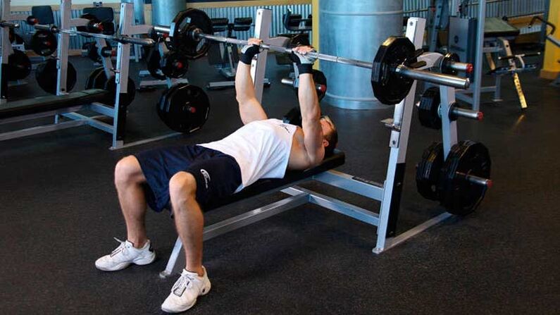 In order to dry the shoulders and chest, the barbell press is performed on a horizontal bench.